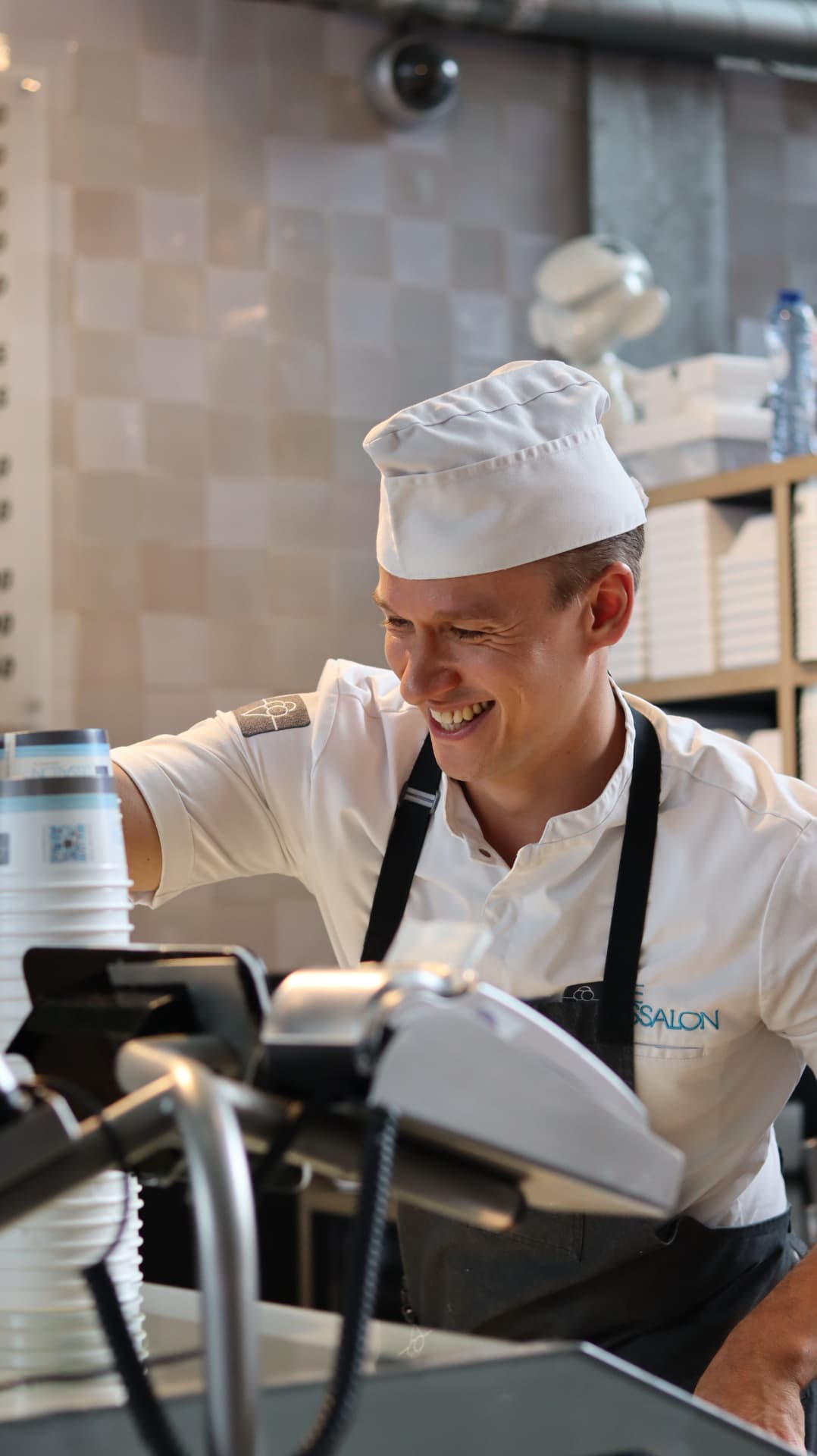 Medewerker van De IJssalon achter de toonbank in de Markthal